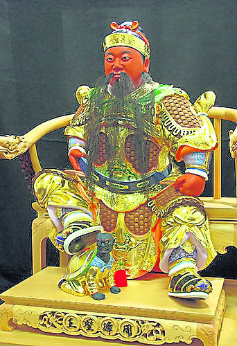 陈元光为国牺牲后,大家为了怀念他,就纷纷出钱出地盖庙,并尊他为开漳圣王,只要有漳洲人的地方,就有纪念陈元光的庙,他是老百姓心目中的守护神。