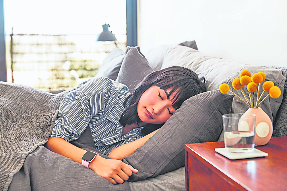 Lifestyle photo of Fitbit Versa 2.,,Photographer: Matt Hawthorne.
