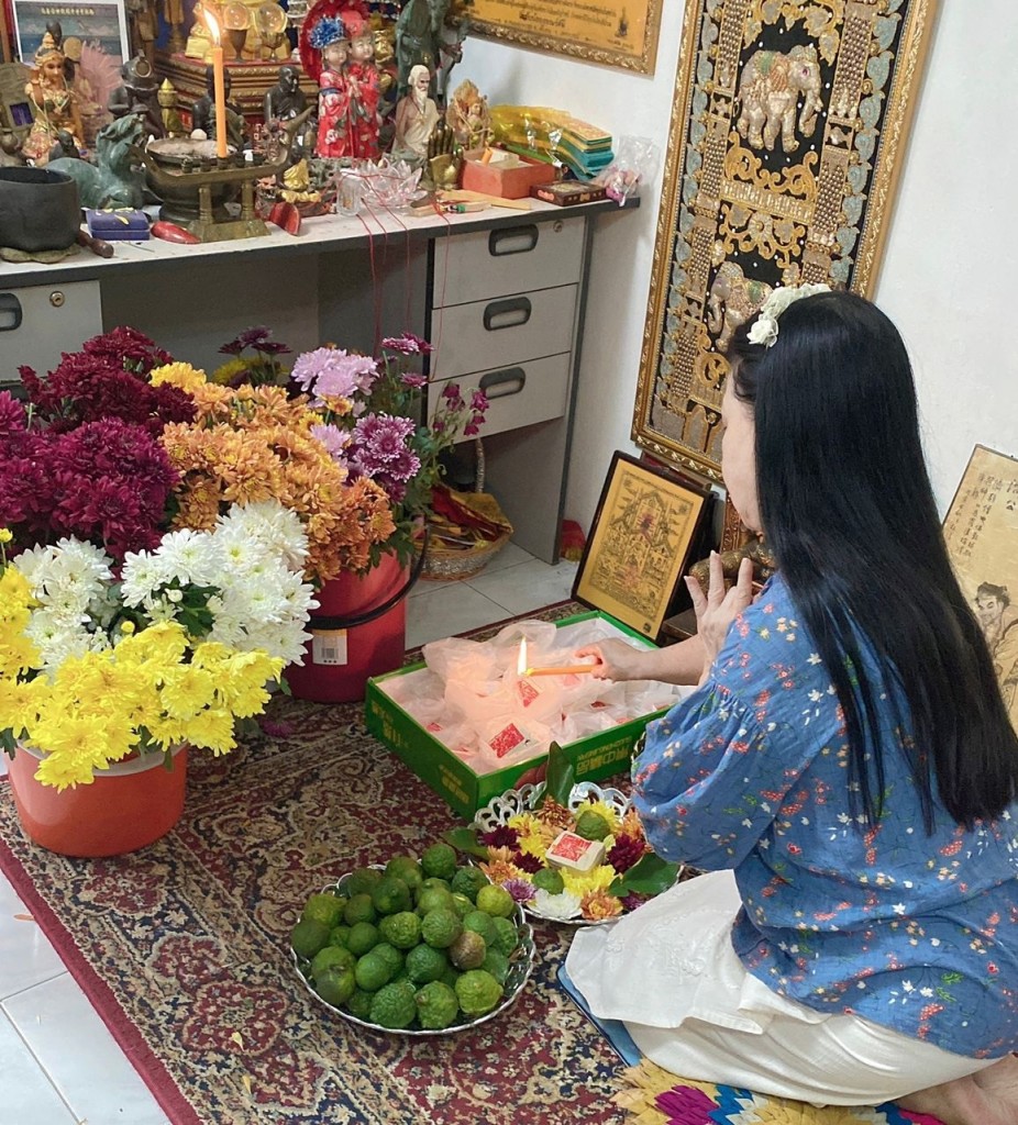 经过师太的施法后,帮事主Vivian催开了她原本就有的花根,连续4年生下4个孩子。