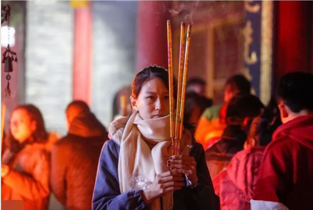 拜佛烧香，是中国的传统文化之一，寻常人都会进香礼佛，以祈求佛祖庇护。
