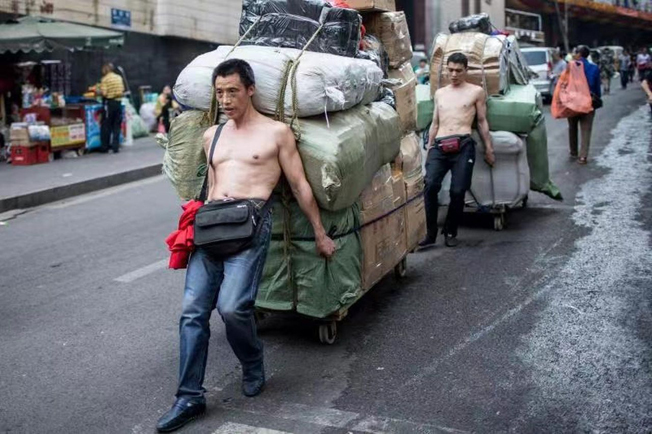 从商场到码头物流货运中心,“棒棒”们每天都在道路上穿梭。