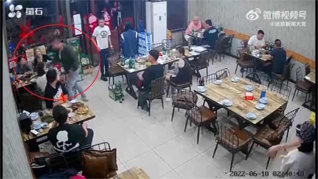 陈继志不仅对白衣女子出言不逊,更伸手摸向女子背部骚扰。