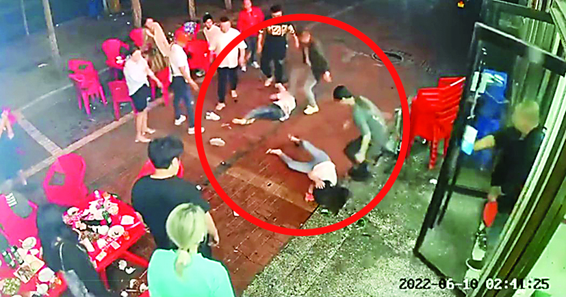 陈继志推开前来阻止的另一位同行女友人,导致该女子后脑勺撞向梯阶后,陈继续猛踹先前搭讪不成的白衣女子。