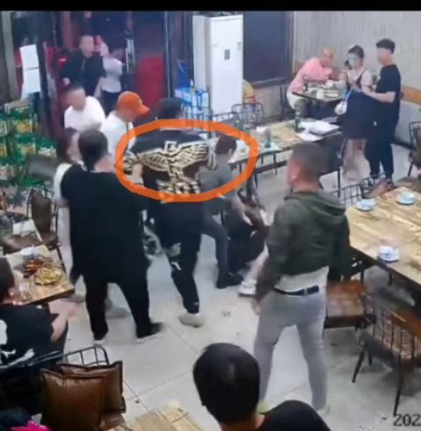 潮牌服饰因为这次的打人事件,惨遭网友杯葛罢买。