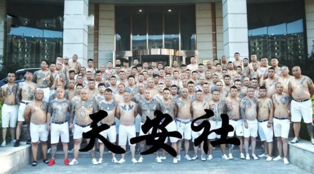 天安社是由一名刺青师傅发起,因此社员身上都有着大面积的刺青图案。
