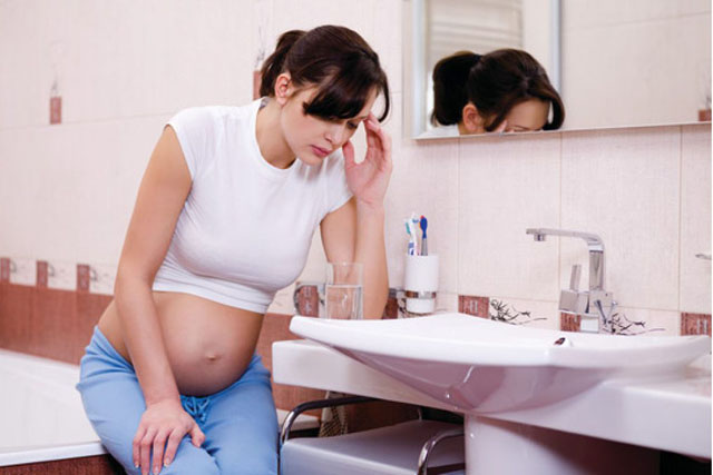 孕妇又呕又泻有机会导致脱水，令子宫中的血减少而影响胎儿。