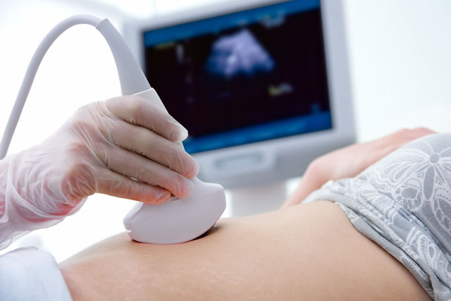 女性腹痛原因多，有可能是宫外孕。