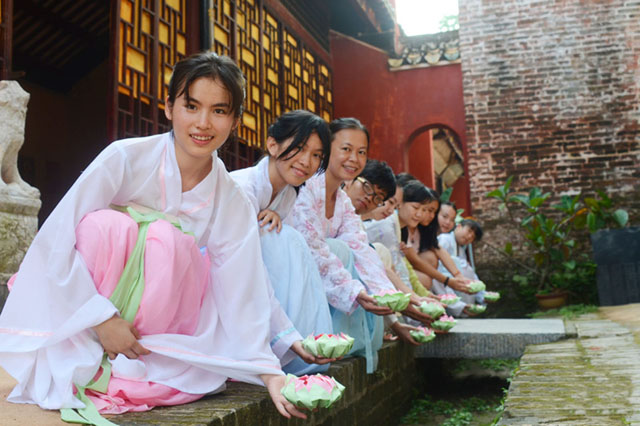汉服爱好者们在七夕节这天会身穿汉服打扮，同时单身者会放漂河灯见证爱情。
