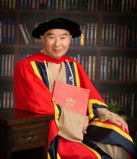2004年澳洲颁赠荣誉博士学位。