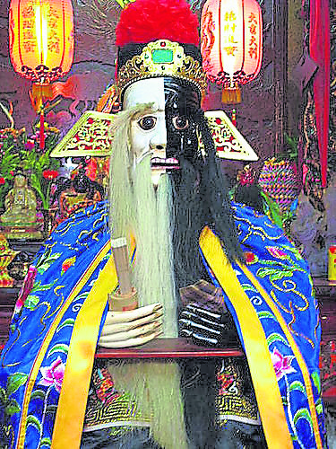 阴阳司公掌管民间善恶功过,兼管阴府鬼魂。而阴阳司之造像,脸左为黑,右为白(或者红色、金色),象征审理阴阳,善恶分明,绝无通融。
