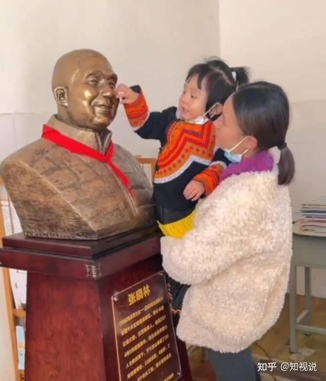 女童认雕像4