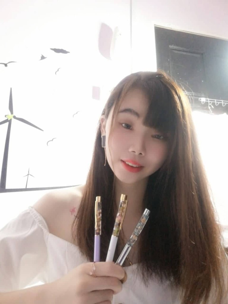 Abby陈妙慧依照层次与颜色的搭配一点一滴的去布置属于自己的笔管,虽然看似简单,但是过程是需要点细心与巧思。