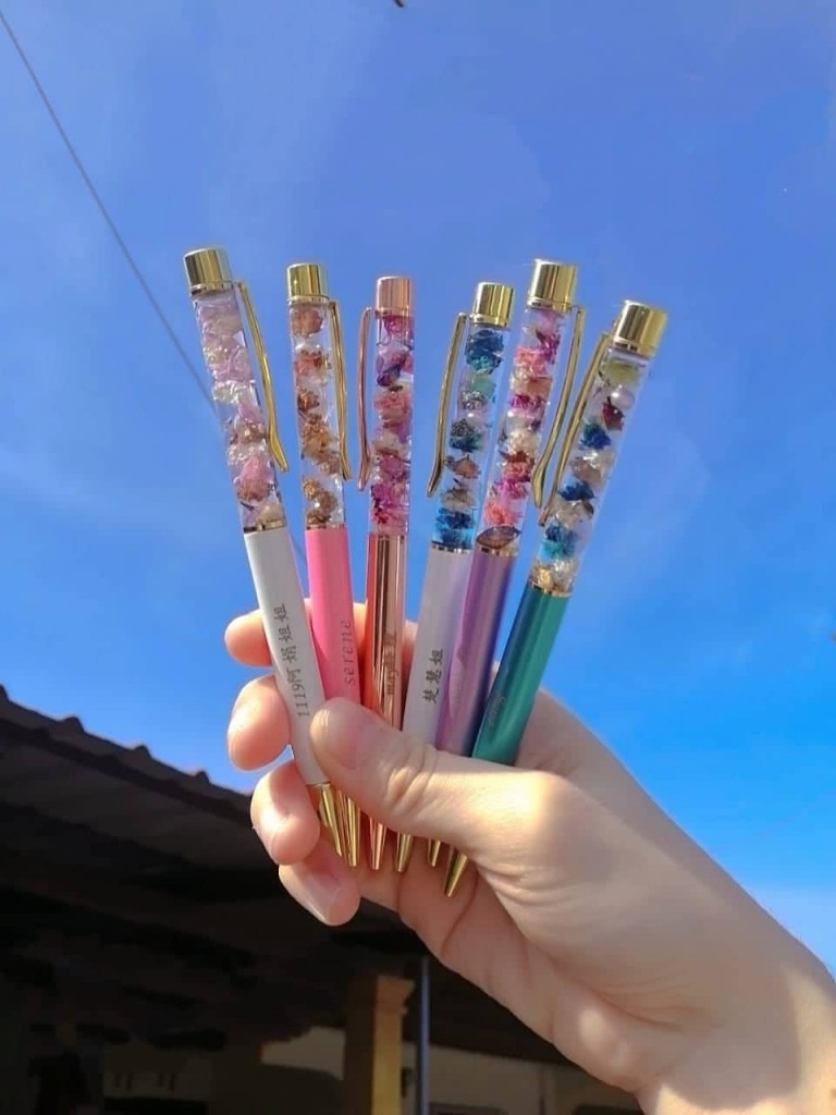 每一支花笔都是独一无二的艺术品,看起来相似,但细节从不重复。