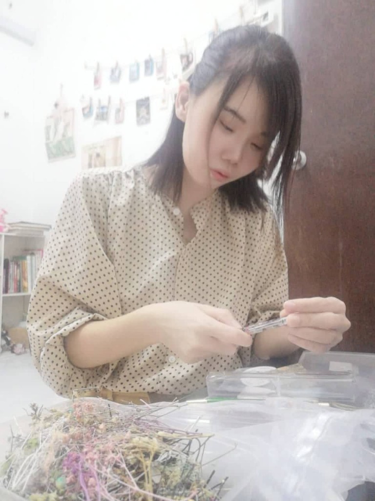 挑选花材和工具,用双手制作出独一无二的随身手工花笔!