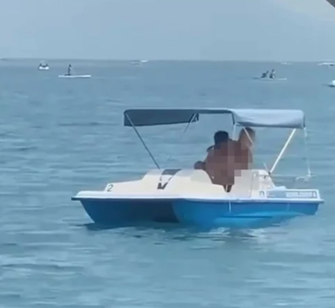 该对男女赤裸的模样被一旁旅客全程记录,影片也在网路掀起讨论。