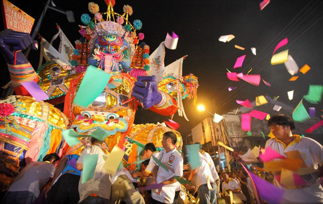 中元节是一个具有异彩纷呈和丰富浓郁文化内涵的节日。