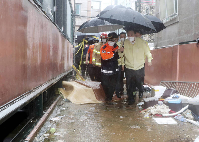 南韩总统尹锡悦9日视察因暴雨淹水的半地下室公寓。