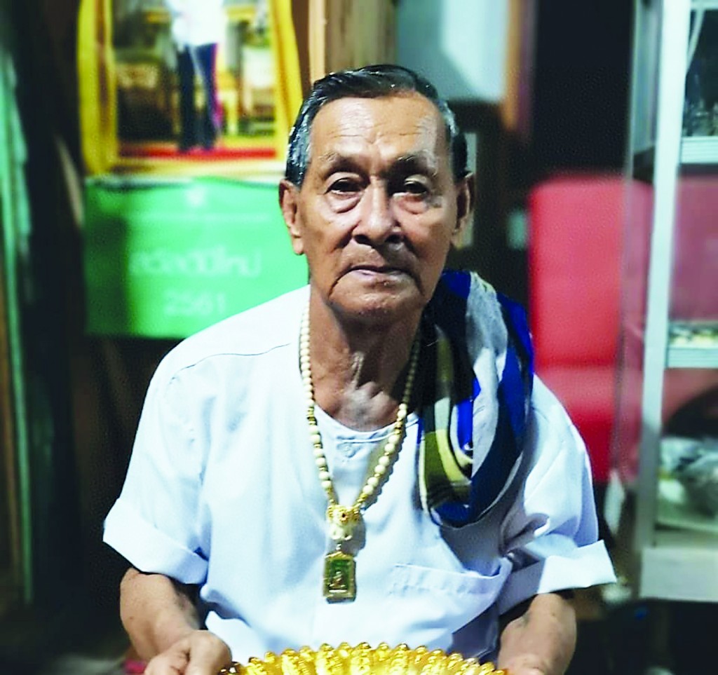 阿赞宋贴师父表示,用其师父阿赞夫骨灰做的人缘佛牌,法力最大、功效最好。