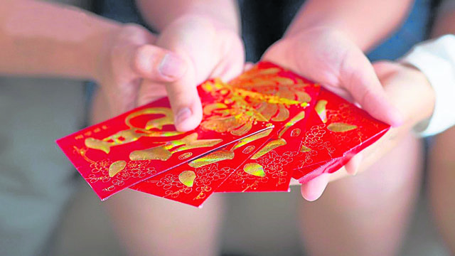 今年鬼月将会是极阴之年，命理专家小孟老师表示拿取红包袋装入5枚50元硬币，象征“五鬼运财”。