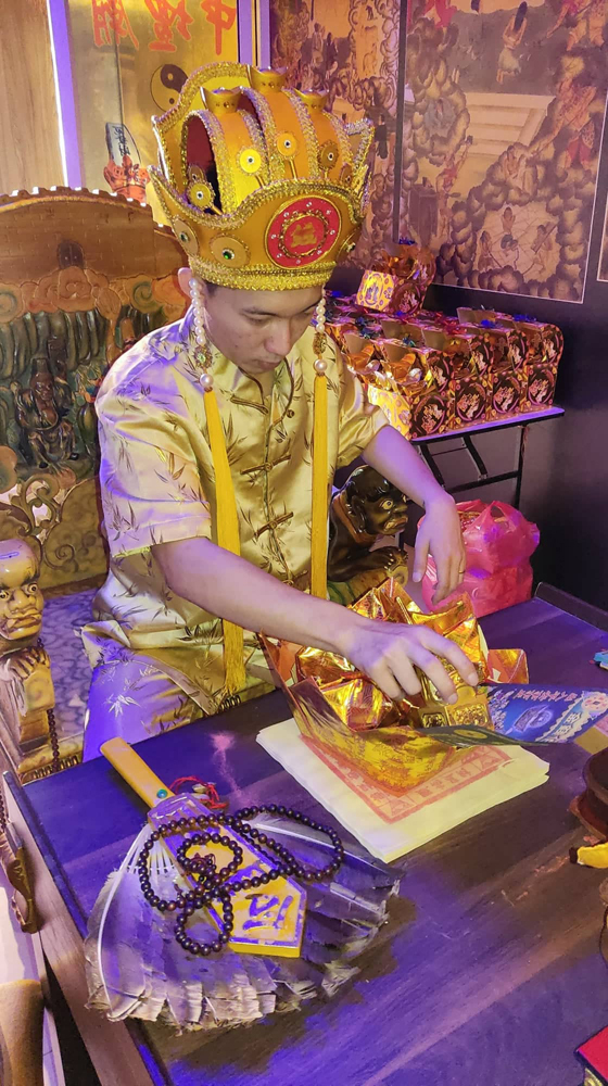 金钱伯童身刘耀杰(小杰师父)为补财库配套开光加持。