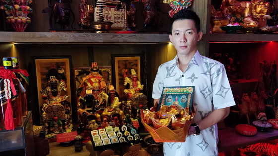 金钱伯童身刘耀杰(小杰师父)表示,只要到庙里诚心朝拜祈求,金钱伯都会将财宝分发给有难的阳世子孙解困。