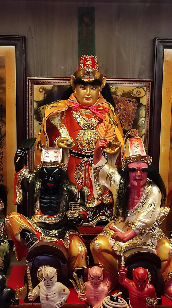 传说金钱伯(中间红衣者)在地府掌管人间先人大笔钱财的,甚受众多善男信女敬拜。