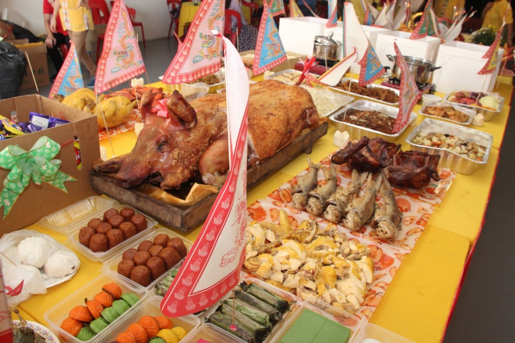 超度法会,供奉各种食品给游魂野鬼。