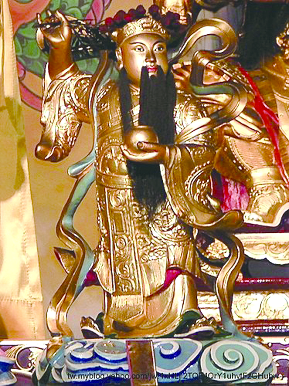 民间流传的雨师的典型形象为一乌髯壮汉，左手执盂，内盛一龙，右手若洒水状。