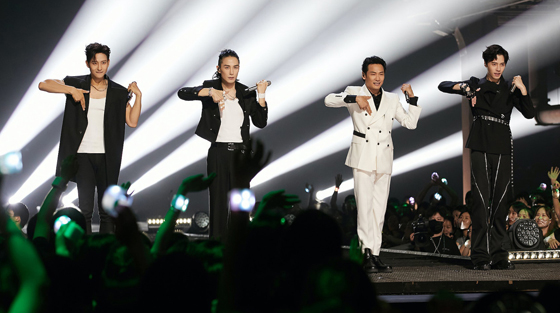 与其他哥哥一同在舞台PK表演，杜德伟（右二）的歌声与舞台表现都吸引了网友的关注，也获得了大家的一致认可。