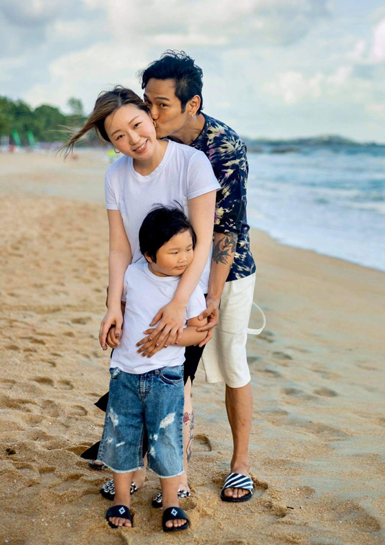 杜德伟与小自己24岁的香港短片导演兼摄影师李晓冰结婚,并育有1子。