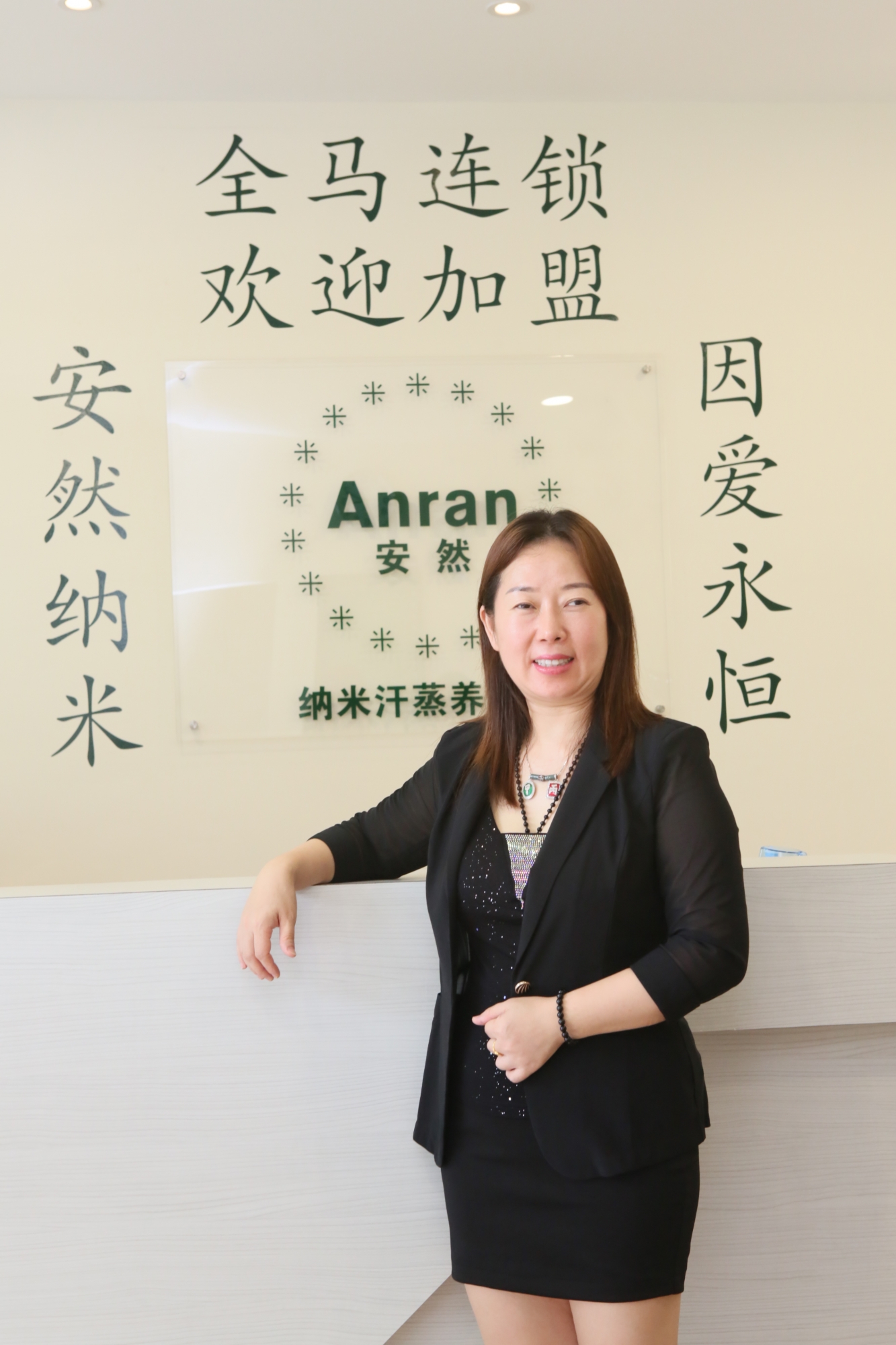 马来西亚安然纳米汗蒸养生馆创办人李红表示,汗蒸具有保健功效,但她也会建议顾客配合中药调理和改变饮食作息,以达到事半功倍的效果。