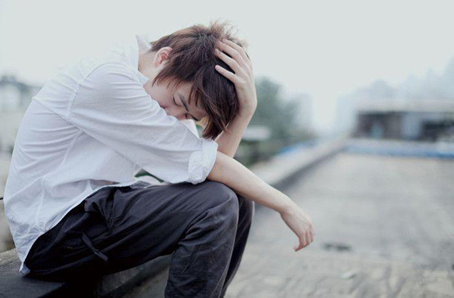 在感情遇到问题当中,部分男生不善表达爱意,常处于被动状况。