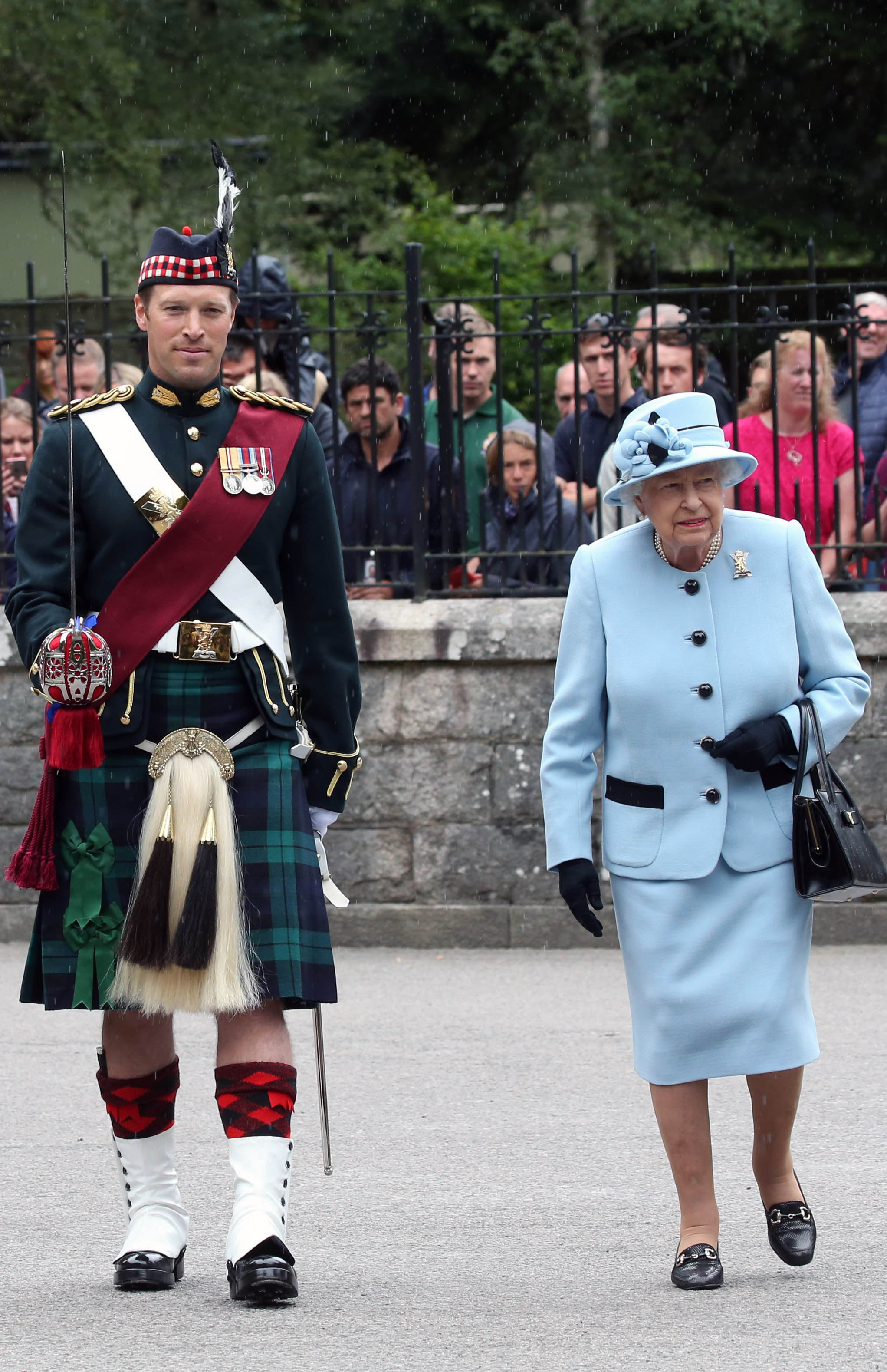 Queen Elizabeth II arrives at the gates of Balmoral - 8/6/19