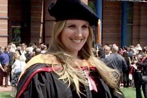 阿尔的妹妹安吉拉在与侵袭性癌症抗争半年后去世,享年44岁。