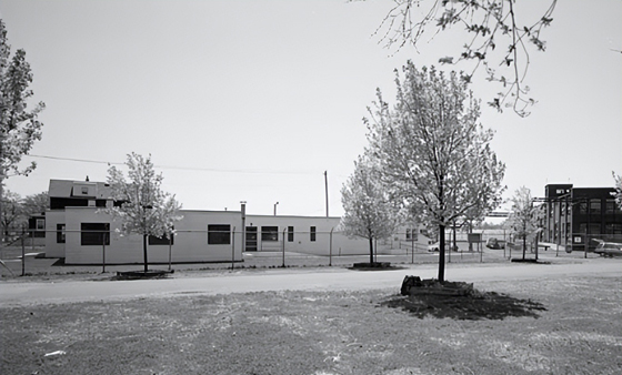 学校附近的采样厂,曾在“曼哈顿计划”期间负责粉碎、干燥、储存、包装和运输用于原子弹开发的铀矿石。