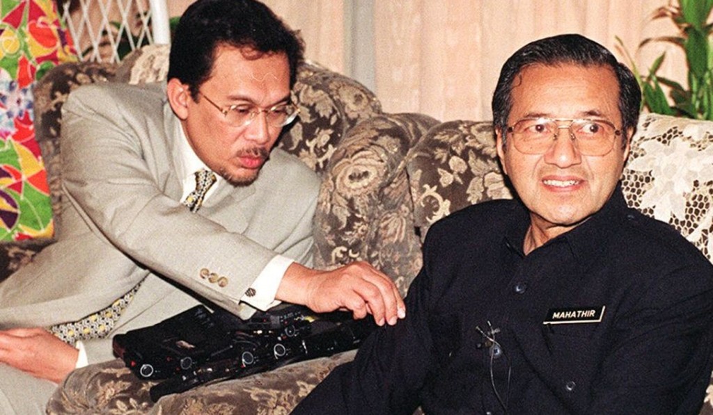 安华和敦马哈迪两人之间高潮迭起的恩怨情仇,从斗生斗死到最后并肩作战,真的是最出色的政治剧本!