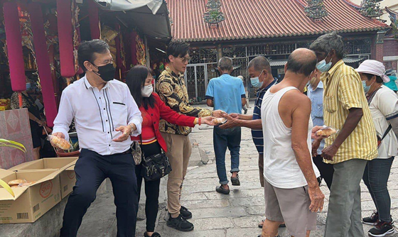 定期分发爱心午餐和派送暖被给贫困人士。