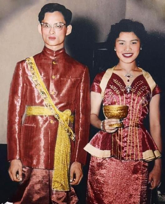 诗丽吉太后年轻时也是名震一方的明艳美女,令当年的普密蓬国王一见倾心。