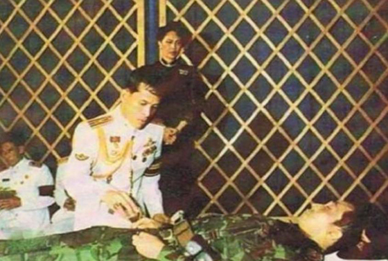 诗丽吉和情夫出双入对,公然给国王戴着绿帽子。得知情夫死讯,诗丽吉伤心欲绝,更离谱的是,她居然带着儿子玛哈去给情夫哭灵。
