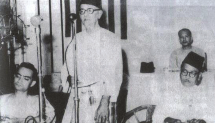 由于巫统党内没人接受其他民族入党,拿督翁在1951年愤而退党。