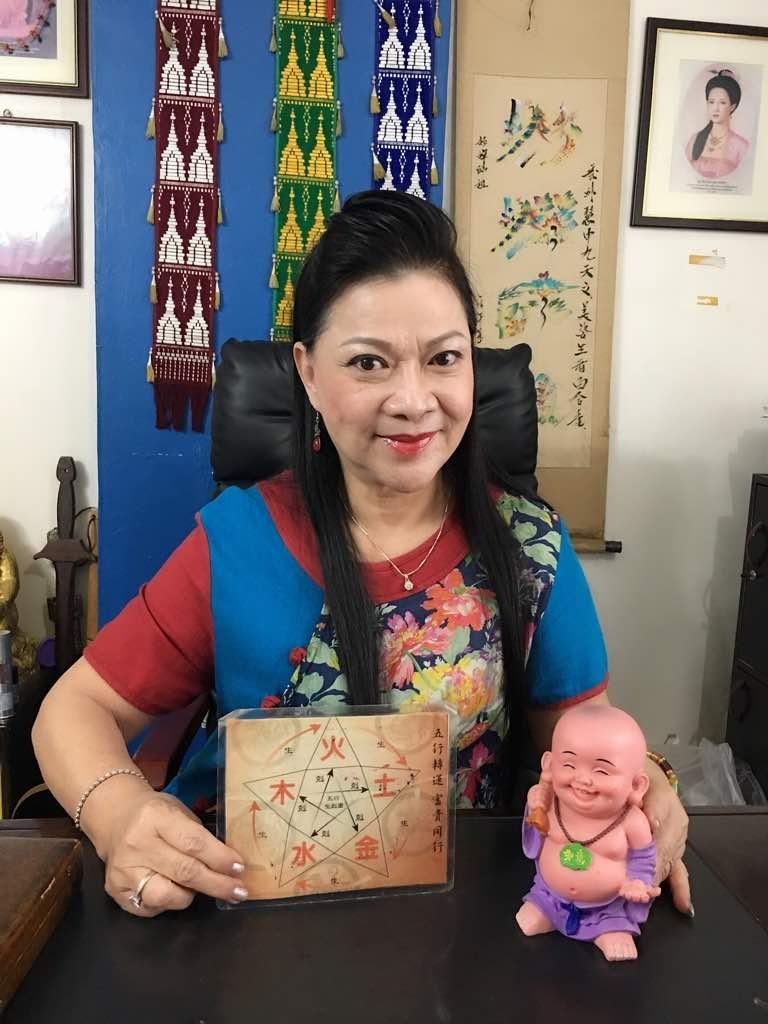 在查证了Andy的五行缺失后,妙婵师太用“五行转运”替Andy补齐五行,让他的生意越做越旺。