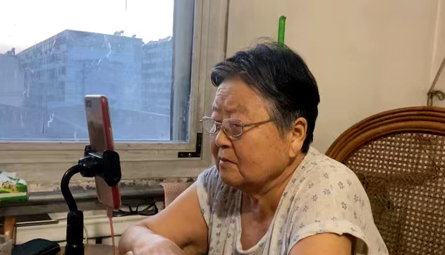 老伴李凤兰也是王爷爷的“铁杆粉丝”,王爷爷直播时,她就在纸上记录网友们提出的问题,再反馈给王爷爷。