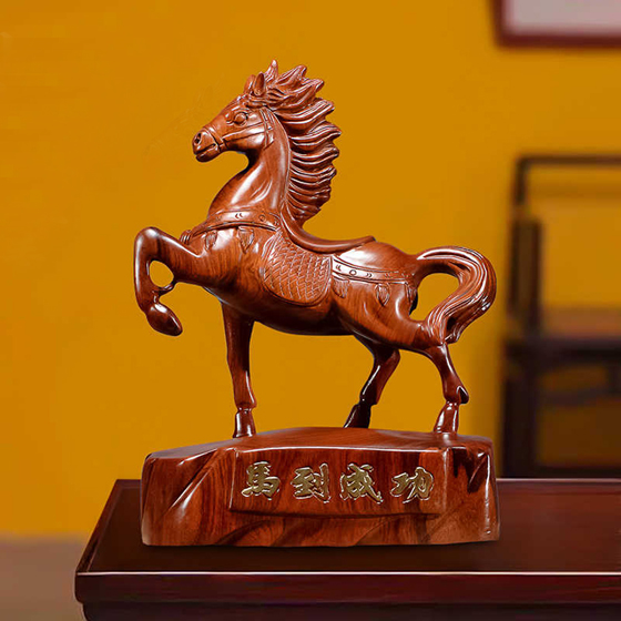 南方又称“午方”,午为马五行属火,是A先生的本命风水吉祥物,设置一个马摆件在书房的正南方,以提升运势。