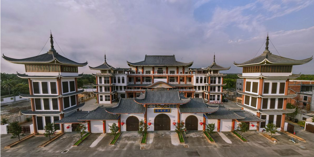 占地2英亩大的琉璃山药师佛寺,坐落在丹绒士拔郊区的甘榜东目,如今成为当地的佛教圣地和著名地标,未来有望成为著名旅游景点。(取自琉璃山药师佛寺脸书)
