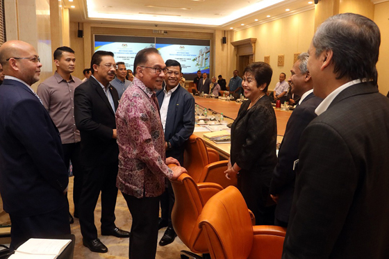 首相拿督斯里安华日前亲自主持民生行动委员会特别会议,以采取立即行动解决人民生活成本高涨问题。
