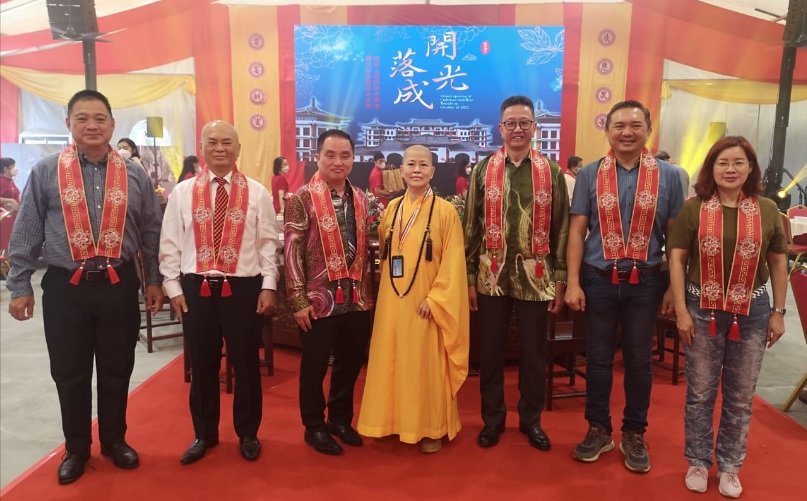 体证上人(中)与出席嘉宾合影。左起为周连琼、刘天球和黄瑞林;右起为王赛制、黄思汉和邓章钦。