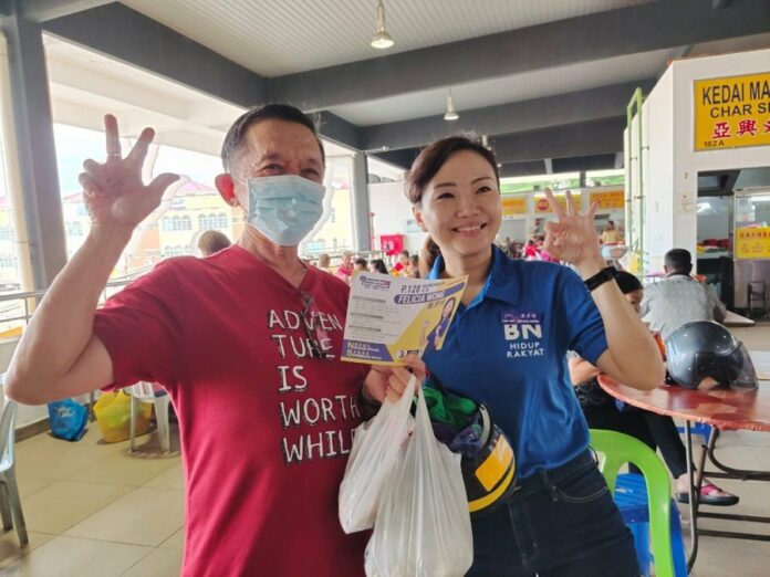 政坛“新丁”黄彦婷外出拜票时,因童颜不断被选民误以为不到30岁。