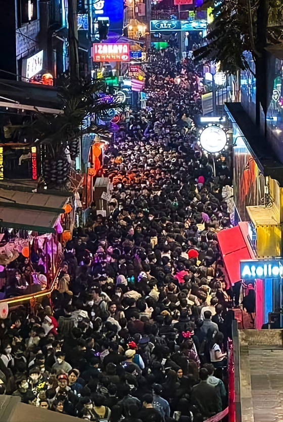 韩国梨泰院10月29日晚间传出万圣节大规模踩踏事故，累计至今已造成158人死亡、196人受伤。