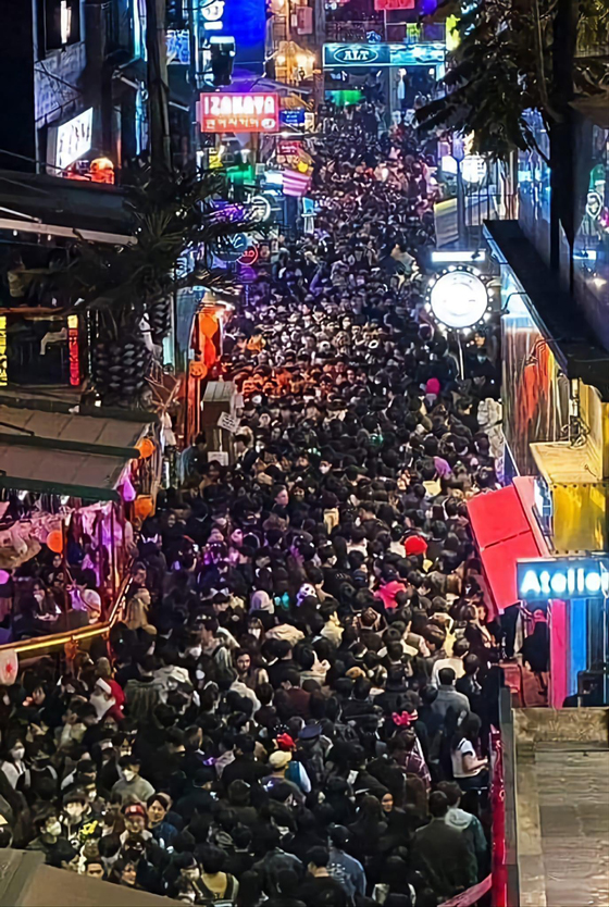 韩国梨泰院10月29日晚间传出万圣节大规模踩踏事故,累计至今已造成158人死亡、196人受伤。