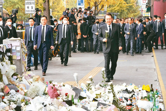 韩国总统尹锡悦在首尔梨泰院踩踏惨案现场附近的地铁站向罹难者献花。